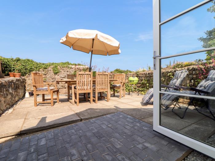 The Barn at Trevothen Farm, Coverack, Cornwall. Two-bedroom barn conversion with sea glimpses, WiFi.