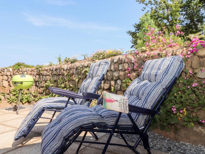 The Barn at Trevothen Farm, Coverack, Cornwall. Two-bedroom barn conversion with sea glimpses, WiFi.