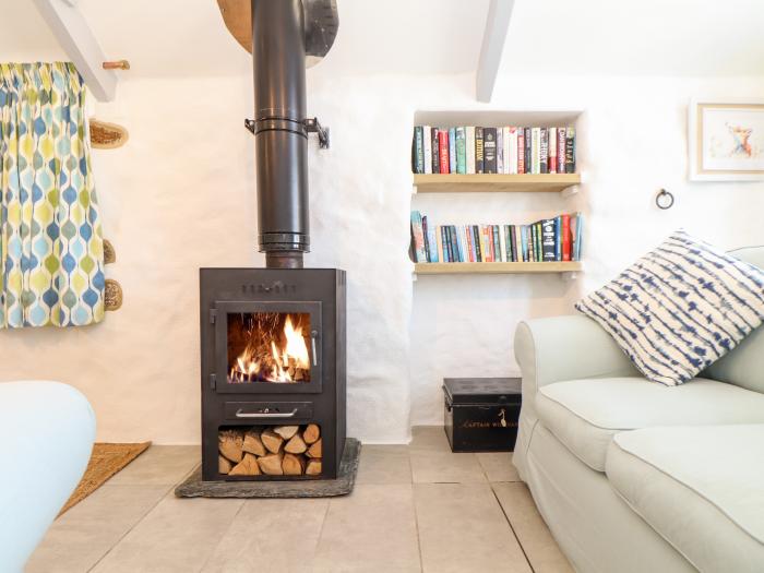 The Barn at Trevothen Farm, Coverack, Cornwall. Two-bedroom barn conversion with sea glimpses, WiFi.