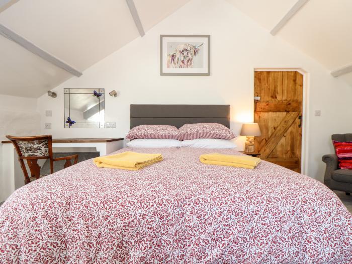 The Barn at Trevothen Farm, Coverack, Cornwall. Two-bedroom barn conversion with sea glimpses, WiFi.