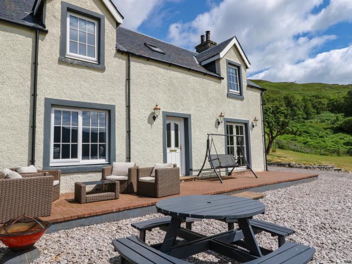 Croft House, Morar, near Mallaig, Scotland. Lake views. Close to a beach. Off-road parking. Smart TV