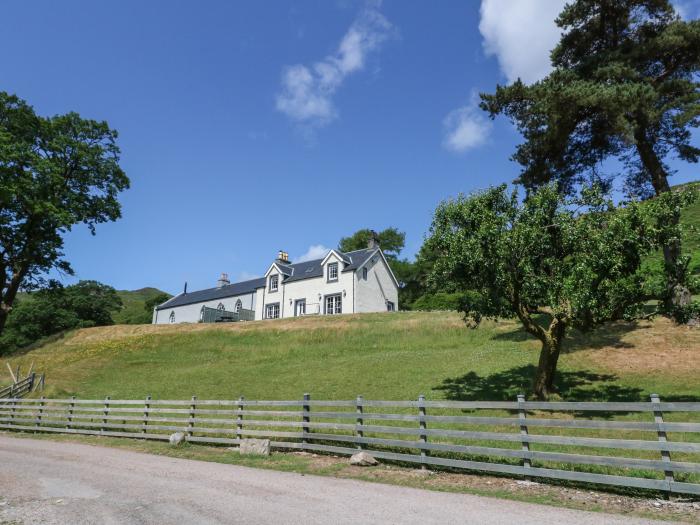 Croft House, Morar, near Mallaig, Scotland. Lake views. Close to a beach. Off-road parking. Smart TV