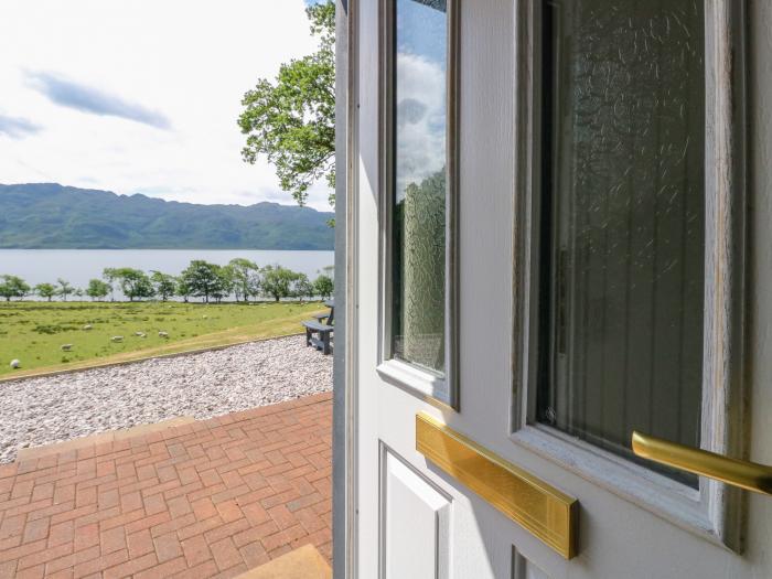 Croft House, Morar, near Mallaig, Scotland. Lake views. Close to a beach. Off-road parking. Smart TV