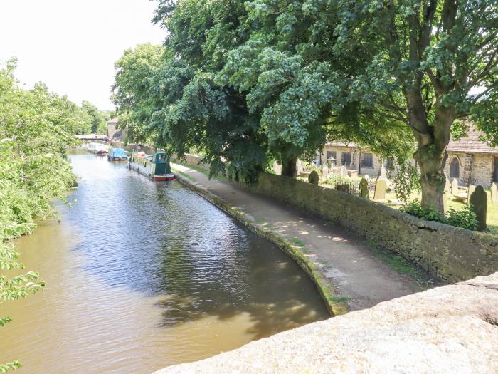 Hawthorn, Cross Hills, North Yorkshire. Couple's retreat. Pet-friendly. TV & WiFi. Romantic.