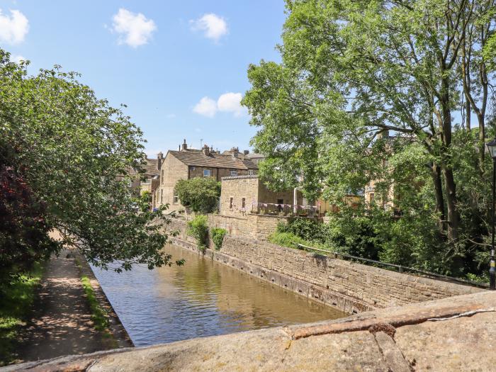 Hawthorn, Cross Hills, North Yorkshire. Couple's retreat. Pet-friendly. TV & WiFi. Romantic.