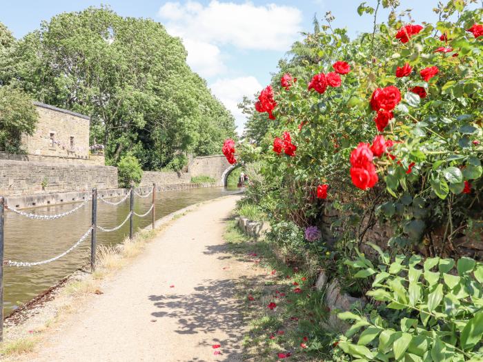 Hawthorn, Cross Hills, North Yorkshire. Couple's retreat. Pet-friendly. TV & WiFi. Romantic.