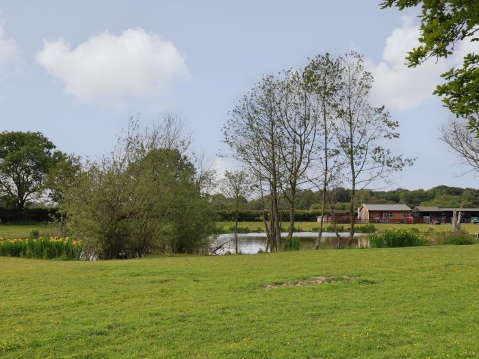 The Oak Hut in Coton near Whitchurch, Shropshire. Beautiful views. Pet-friendly. Underfloor heating.