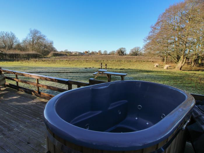 The Oak Hut in Coton near Whitchurch, Shropshire. Beautiful views. Pet-friendly. Underfloor heating.