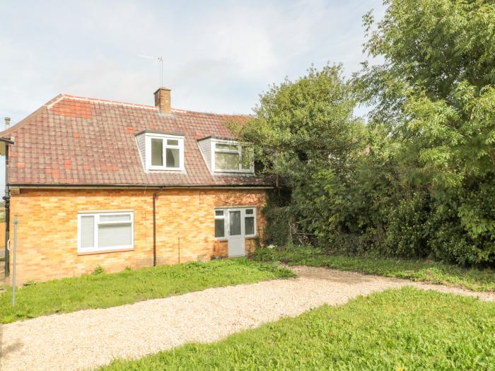 38 Clyffe Pypard, Clyffe Pypard near Lyneham, Wiltshire. Enclosed garden. Off-road parking. Families