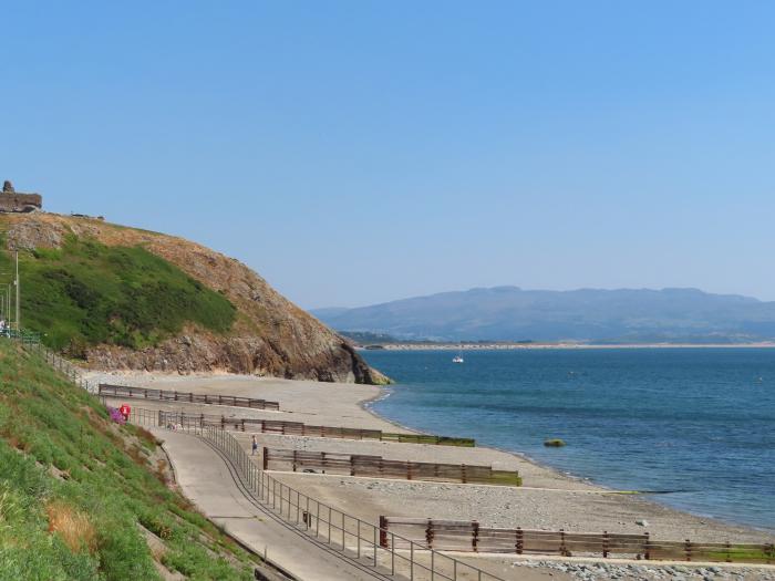 Stabal Bach, in Criccieth, Wales. Smart TV. Gas fire. Near a National Park. Close to beach. No dogs.