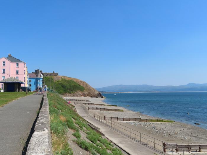 Stabal Bach, in Criccieth, Wales. Smart TV. Gas fire. Near a National Park. Close to beach. No dogs.