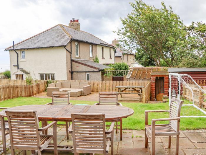 Cullernose Cottage, Newton-by-the-Sea near Embleton, Northumberland. Close to a pub and a beach. Pet