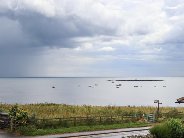 Cullernose Cottage, Newton-by-the-Sea near Embleton, Northumberland. Close to a pub and a beach. Pet