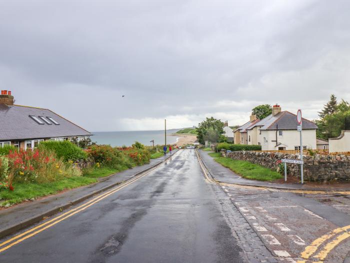 Cullernose Cottage, Newton-by-the-Sea near Embleton, Northumberland. Close to a pub and a beach. Pet