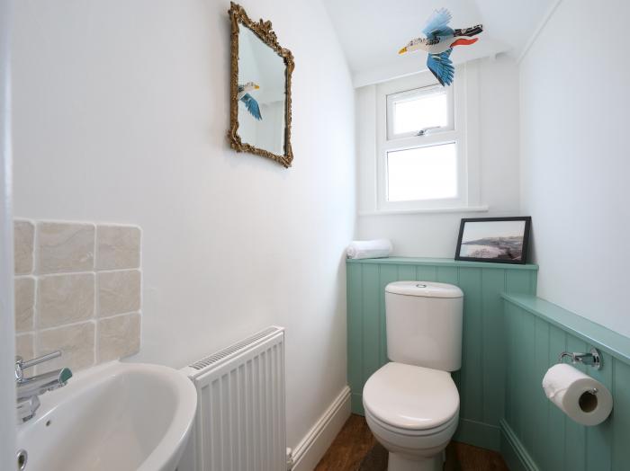 Waves End, an historic townhouse in St Ives, Cornwall. Hot tub. Sea views. Near beach and amenities.