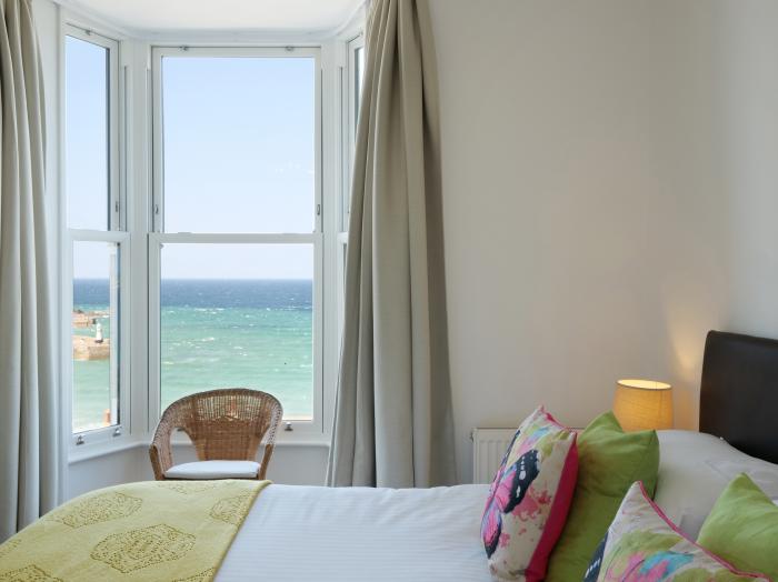 Waves End, an historic townhouse in St Ives, Cornwall. Hot tub. Sea views. Near beach and amenities.