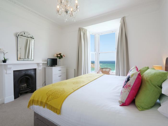 Waves End, an historic townhouse in St Ives, Cornwall. Hot tub. Sea views. Near beach and amenities.