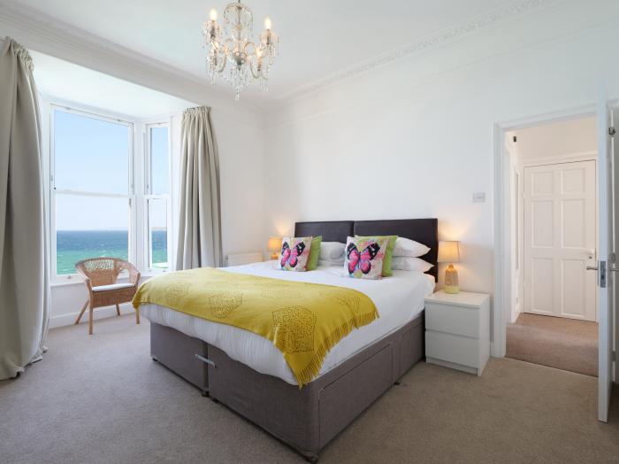 Waves End, an historic townhouse in St Ives, Cornwall. Hot tub. Sea views. Near beach and amenities.