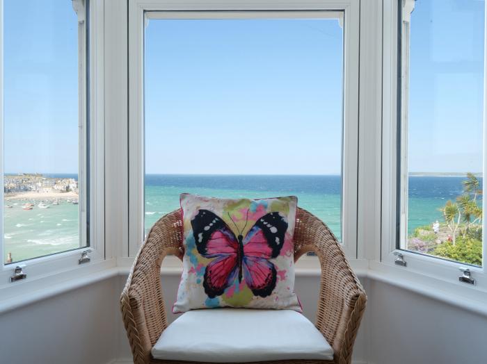 Waves End, an historic townhouse in St Ives, Cornwall. Hot tub. Sea views. Near beach and amenities.