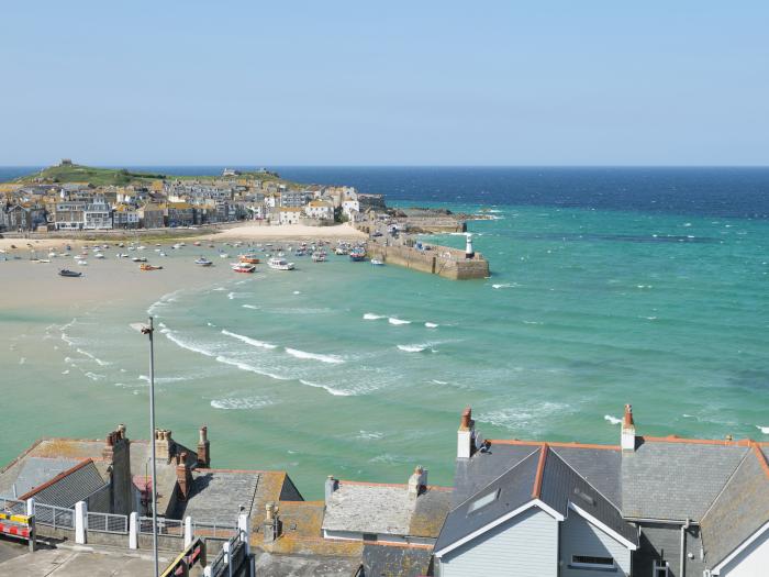 Waves End, an historic townhouse in St Ives, Cornwall. Hot tub. Sea views. Near beach and amenities.