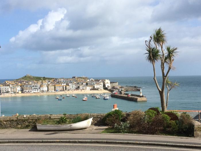 Waves End, an historic townhouse in St Ives, Cornwall. Hot tub. Sea views. Near beach and amenities.