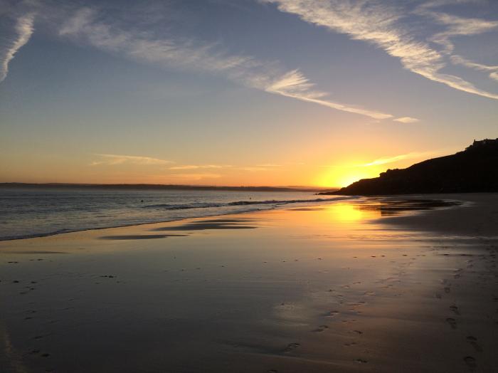 Waves End, an historic townhouse in St Ives, Cornwall. Hot tub. Sea views. Near beach and amenities.