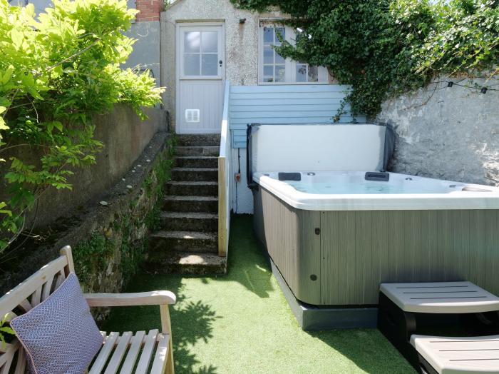 Waves End, an historic townhouse in St Ives, Cornwall. Hot tub. Sea views. Near beach and amenities.