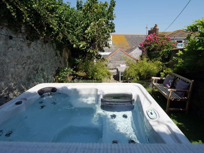 Waves End, an historic townhouse in St Ives, Cornwall. Hot tub. Sea views. Near beach and amenities.