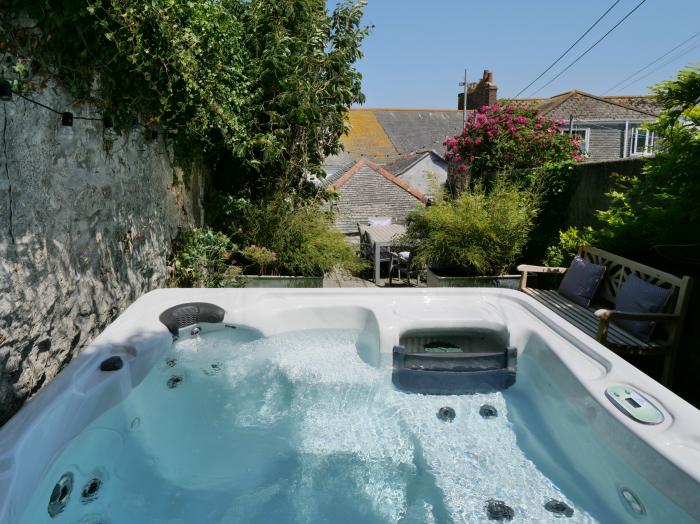 Waves End, an historic townhouse in St Ives, Cornwall. Hot tub. Sea views. Near beach and amenities.