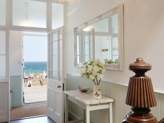 Waves End, an historic townhouse in St Ives, Cornwall. Hot tub. Sea views. Near beach and amenities.