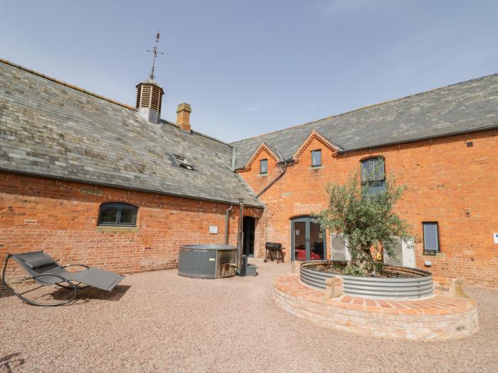 The Cart Arms, Huntley, Gloucestershire. Barn conversion. Contemporary. Wood-fired hot tub. Two pets