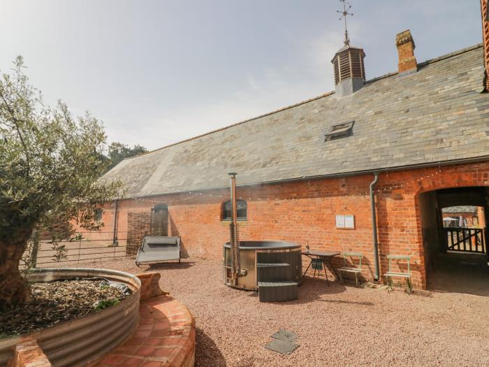 The Cart Arms, Huntley, Gloucestershire. Barn conversion. Contemporary. Wood-fired hot tub. Two pets