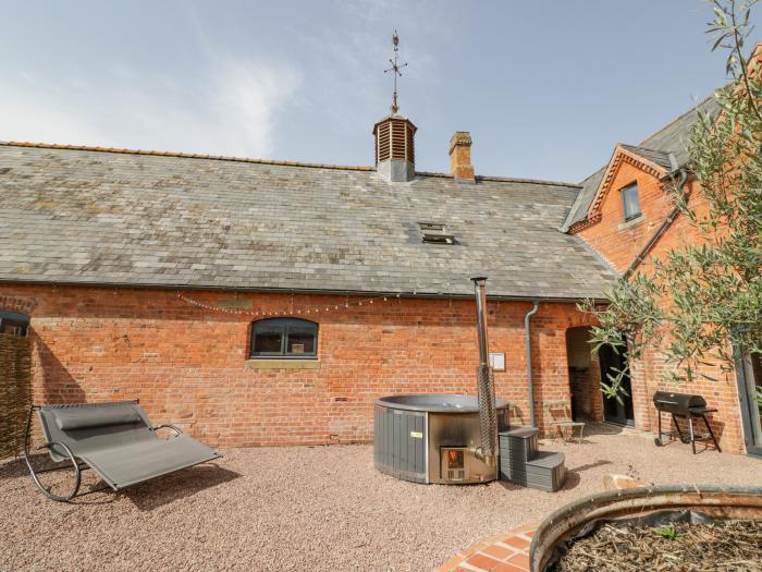 The Cart Arms, Huntley, Gloucestershire. Barn conversion. Contemporary. Wood-fired hot tub. Two pets