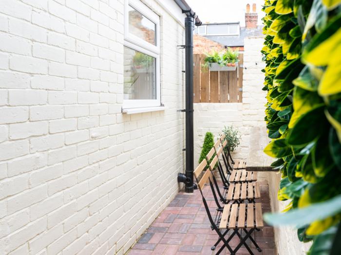 23 Trafalgar Street West, Scarborough, North York Moors. Enclosed courtyard. Parking available. 4bed