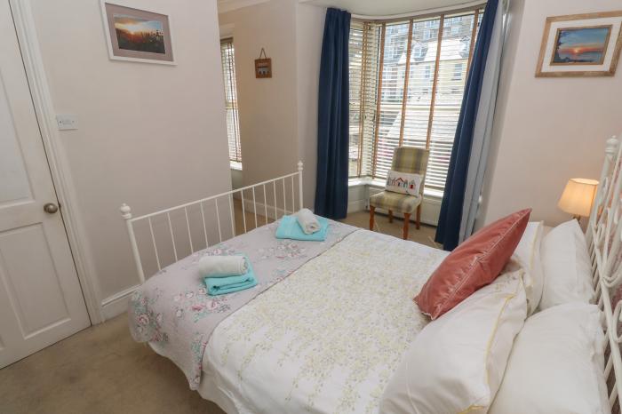 Cornish Pearl, St Ives, Cornwall. Pet-friendly. Off-road parking. Balcony. WiFi. Close to shop, pub.