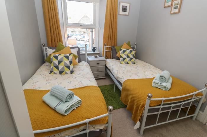 Cornish Pearl, St Ives, Cornwall. Pet-friendly. Off-road parking. Balcony. WiFi. Close to shop, pub.