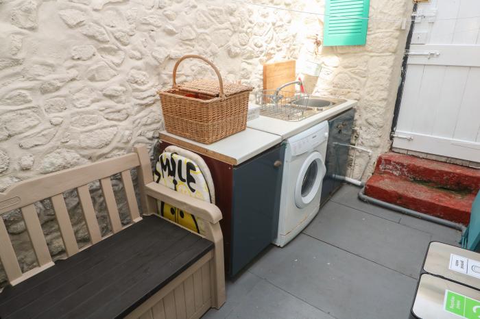 Cornish Pearl, St Ives, Cornwall. Pet-friendly. Off-road parking. Balcony. WiFi. Close to shop, pub.