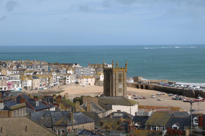 Cornish Pearl, St Ives, Cornwall. Pet-friendly. Off-road parking. Balcony. WiFi. Close to shop, pub.