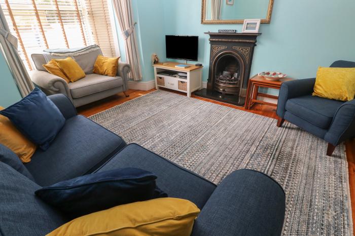 Cornish Pearl, St Ives, Cornwall. Pet-friendly. Off-road parking. Balcony. WiFi. Close to shop, pub.