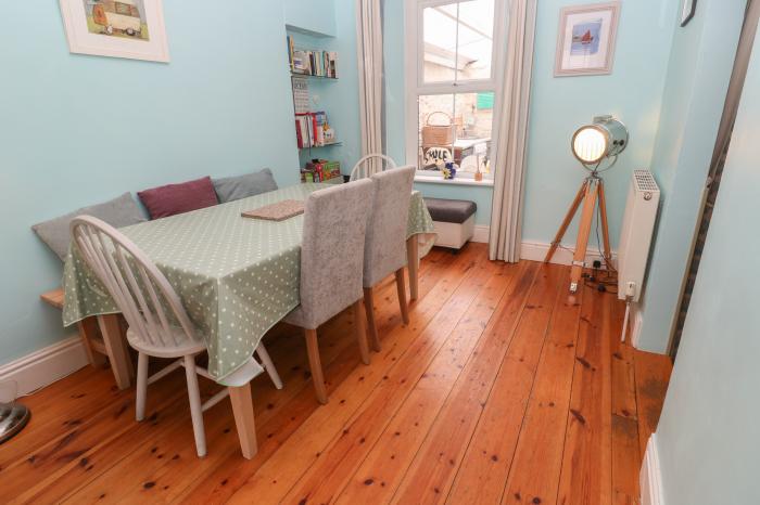 Cornish Pearl, St Ives, Cornwall. Pet-friendly. Off-road parking. Balcony. WiFi. Close to shop, pub.