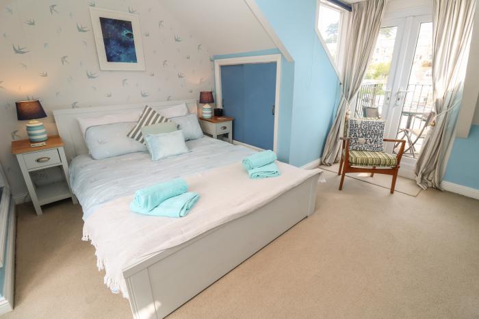 Cornish Pearl, St Ives, Cornwall. Pet-friendly. Off-road parking. Balcony. WiFi. Close to shop, pub.