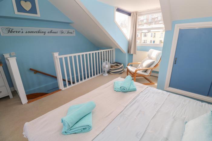 Cornish Pearl, St Ives, Cornwall. Pet-friendly. Off-road parking. Balcony. WiFi. Close to shop, pub.