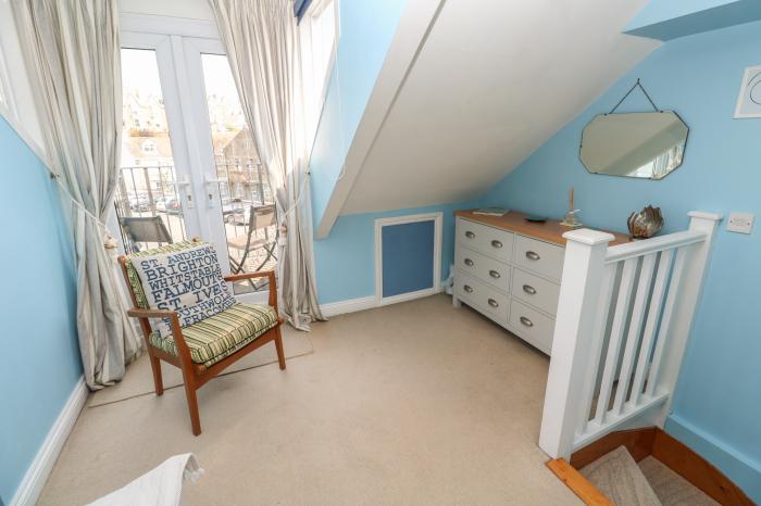 Cornish Pearl, St Ives, Cornwall. Pet-friendly. Off-road parking. Balcony. WiFi. Close to shop, pub.