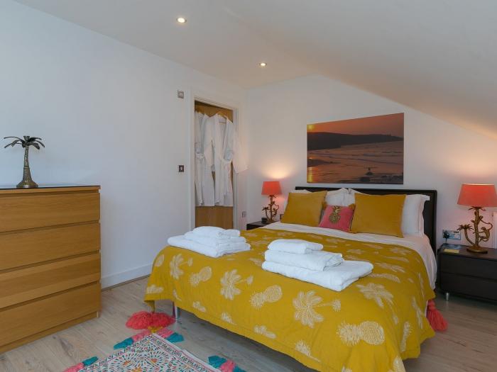 Panacea, St Ives, Cornwall. Close to shop and pub. Beach. WiFi. Duplex apartment. TV. Three bedrooms