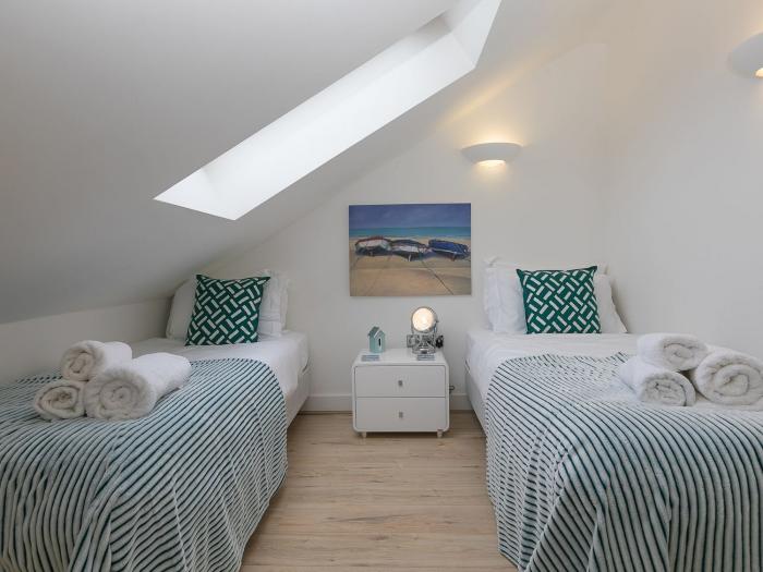 Panacea, St Ives, Cornwall. Close to shop and pub. Beach. WiFi. Duplex apartment. TV. Three bedrooms