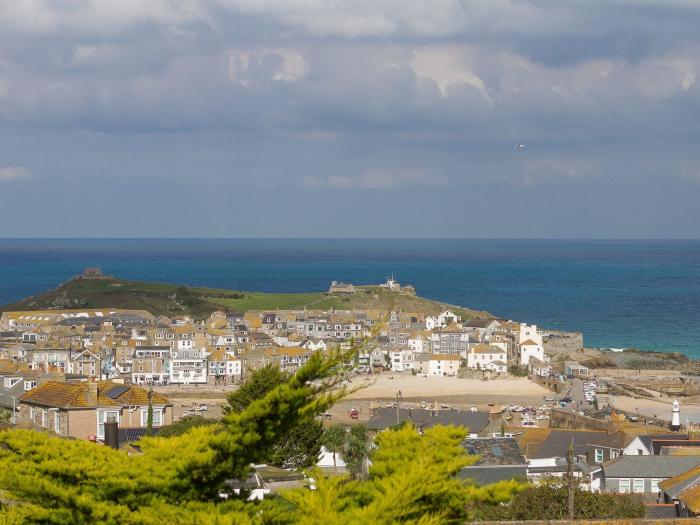 Panacea, St Ives, Cornwall. Close to shop and pub. Beach. WiFi. Duplex apartment. TV. Three bedrooms