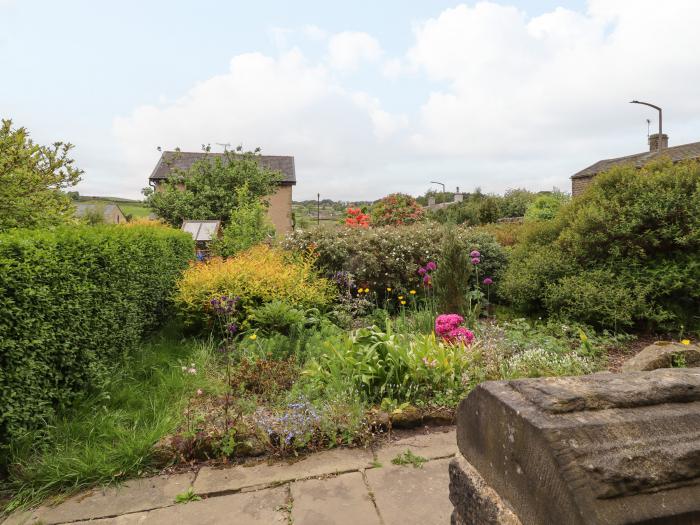 2 James Street is in Oakworth in West Yorkshire. Two-bedroom cottage with rural views. Pet-friendly.