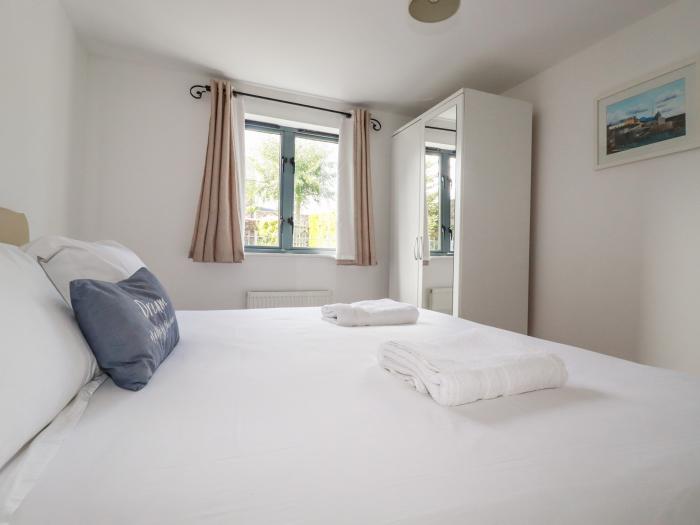 Spinnaker, St Austell, Cornwall. Close to amenities. Off-road parking. Near a beach. Sleeps 5 guests