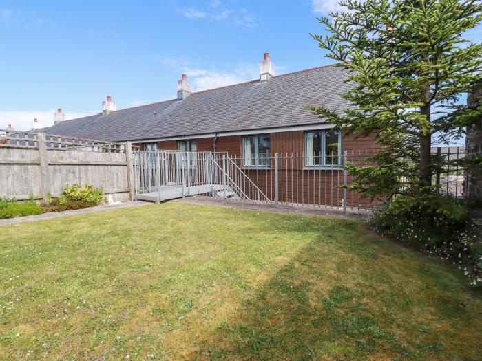 Spinnaker, St Austell, Cornwall. Close to amenities. Off-road parking. Near a beach. Sleeps 5 guests