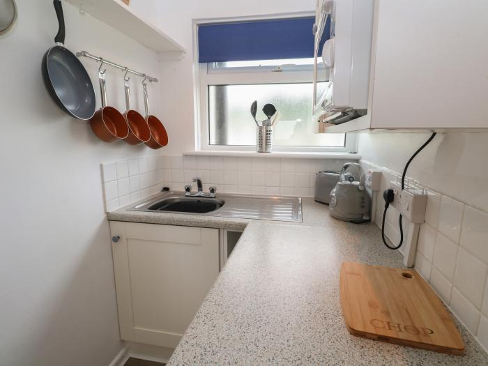 1 Trevalyan in Lizard, Cornwall. One-bedroom chalet with stylish interior. Near beach and amenities.